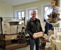 Bild: ubb
Museumsleiter Manfred Kopp lässt seine Besucher, wenn sie möchten, immer einen der Schamottsteine für den Ofenbau stemmen. "Dann sehen die Gäste gleich, wie viel Muskelkraft für den Schmelzofenbau erforderlich war", sagt er lachend.