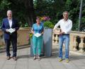 Bild: Christine Hollederer/exb
V.li.: Landrat Richard Reisinger, Kreisfachberaterin für Gartenkultur und Landespflege Michaela Basler und Klimaschutzkoordinator des Landkreises Amberg-Sulzbach Joachim Scheid freuen sich auf viele Bewerbungen für die Grüne Hausnummer und den Naturgarten.