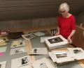 Bild: Portner
Christa Zapf sortiert und beschriftet im neuen Archivbüro die Fotos bedeutender Persönlichkeiten der Stadtgeschichte.