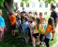 Bild: do
Mit Marienkäfer-Hotels aktiv gegen Insektensterben - dieser Aufgabe nahm sich die Klasse 3a der Grundschule am Rauhen Kulm mit Förderlehrerin Maria Neumann (li) an. Beim Bau der Häuschen und dem Befestigen an den Baumstämmen fanden Schulkinder und Pädagogin Unterstützung durch Gemeindearbeiter Florian Lehner und eine Elterngruppe