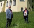 Bild: Tina Breitner/exb
Hans Stelzl, Geschäftsführender Bildungsreferent der KEB Tirschenreuth, überreichte vor der Allerheiligenkirche Bettina Hoyer aus Waldsassen das Zertifikat als Kirchenentdeckerin/Kirchenführerin.