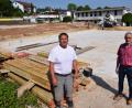 Bild: bö
Staubig ist es derzeit in den Schwimmbecken des Freibades Rieden. Bürgermeister Erwin Geitner und Baustellenleiter Franz Braun von der Firma Arbogast aus Amberg kommen täglich zum Erfahrungsaustausch zusammen.