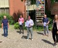 Bild: Stadt Weiden/Pressestelle/exb
Die Sieger-Teams der Aktion Stadtradeln 2021 nehmen die Preise entgegen.