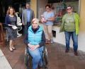 Bild: hmr
Jeweils 400 Euro konnte Andrea Burger (links) an Martin Kneidl und Sonja Schnurrer (stehend hinten, Mitte) vom ambulanten Hospizdienst des Caritasverbandes Tirschenreuth sowie an Martina Sötje (vorne) und Birgit Georgius (rechts) von der Selbsthilfegruppe Behinderte und Nichtbehinderte für den Landkreis Tirschenreuth vor dem Schaufenster des Lottogeschäfts Wohlrab in Waldsassen übergeben.
