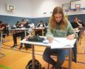Bild: Günter Simmerl/exb
118 Abschlussschüler der Städt. Wirtschaftsschule brüten derzeit in der Schulturnhalle und im Gymnastikraum über den schriftlichen Abschlussprüfungen.