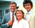 Archivbild: dpa
Miss Ellie (Barabara Bel Geddes) mit ihren Söhnen J. R. Ewing (Larry Hagman, links) und Bobby Ewing (Patrick Duffy, rechts) in der US-Fernsehserie "Dallas".
