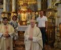 Bild: fdl
Nachprimiz feiert Neupriester Ramon Rodriguez (vorn links) in der Pfarrkirche St. Michael in Ehenfeld. Darüber freuen sich Ruhestandspriester Konrad Kummer (vorn rechts) sowie Pfarrgemeinderats-Sprecherin Anita Falk und Bürgermeister Hermann Falk (hinten von links).