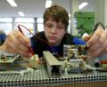 Bild: Roland Weihrauch/dpa
Technische Berufe, Dienstleistung oder Soziales? Die Möglichkeiten für Schulabgänger sind vielfältig.