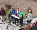 Bild: ws
Rund um Tirschenreuth gibt es viele schöne Radtouren. Drei davon hat die Tourist-Info in eine neue Karte aufnehmen lassen. An sechs Terminen werden geführte Radtouren durchgeführt. Petra Römer (Tourist-Info), Bürgermeister Franz Stahl, Dr. Maximilian Schön (Stadtmarketing), Radwanderführer Gerd Richter und die Leiterin der Tourist-Info, Stefanie Süß, (von links) stellten das neue Angebot vor.
