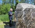 Bild: aks
Auch Kunstpfad-Initiatorin Adolfine Nitschke gestaltet mit bei Kateřina Kubalovás "Quercus & Tilia".