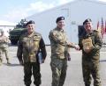 Bild: Norbert Bücherl
Oberstleutnant d.Res. Norbert Bücherl (rechts) überreicht zusammen mit dem US-Beauftragten, Stabsfeldwebel d.Res. Gerhard Lindthaler, das Reservistenbrett der RK Freihung an den scheidenden Kompaniefeldwebel, First Sergeant Sean Conley (Mitte).