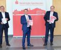 Bild: Vereinigte Sparkassen
Zufrieden mit der Jahresbilanz zeigen sich (von links) Verwaltungsratsvorsitzender Joachim Neuß,
Vorstandsvorsitzender Gerhard Hösl, Vorstandsmitglied Johann Zach und Landrat Andreas Meier.