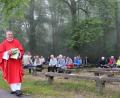 Bild: ads
Vor den Fußwallfahrern aus Schnaittenbach zelebriert Pfarrer Josef Irlbacher auf de Mariahilfberg einen Gottesdienst.