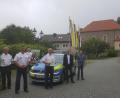 Bild: Klaus Richter/exb
Der Flossenbürger Dorf-Gendarm Peter Friedl (Dritter von rechts) wird von der Gemeindeverwaltung mit Bürgermeister Thomas Meiler (Zweiter von rechts) und Kollegen der Polizeiinspektion Neustadt/WN mit deren Leiter Hermann Weiß (Zweiter von links) in den Ruhestand verabschiedet.