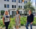 Bild: Landratsamt Wunsiedel/exb
Vorfreude auf die Familienstützpunkte: Im Bild von links Sandra Wurzel (Leitung Kreisjugendamt), Sarah-Alena Thoma und Birgit Planner (Mitarbeiterinnen der Koordinierungsstelle Familienbildung im Landkreis Wunsiedel).