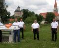 Bild: wro
Den symbolischen Scheck übernahmen Hubert Schedl und Matthias Grundler (von links). Dazu eingeladen hatten Regionalmarktleiter Berthold Bauer, Geschäftsstellenleiter Wolfgang Meister und Individualkundenbetreuer Andreas Schuller (von rechts) im Namen der Volksbank Raiffeisenbank Nordoberpfalz.