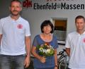 Bild: fdl
Die beiden Vorsitzenden Stefan Kummer (links) und Stefan Basler (rechts) danken Hildegard Brunner für ihr Engagement für die DJK Ehenfeld-Massenricht.
