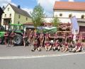 Bild: nib
Kirwa on Tour: Mit Anhänger und Grillwagen machten sich die Dürnsrichter Kirwapaare auf den Weg durch die Ortschaften, um Kirwastimmung zu verbreiten.