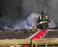 Bild: Feuerwehr Marktredwitz/exb
Mit Rettungssägen gelang es den Einsatzkräften, das Dach per Hand zu öffnen und das Feuer zu bekämpfen.