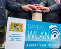 Archivbild: Peter Kneffel/dpa
Der Freistaat baut sein kommunales BayernWLAN-Netz aus. In Regensburg ist am Wochenende das 1000. Teilprojekt in Betrieb genommen worden.