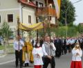 Bild: bnr
Die eucharistische Prozession durch den festlich geschmückten Ort ist der Höhepunkt des Patroziniumsfestes.der Wallfahrtskirche in Söllitz.