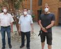 Bild: jzk
Zweiter Bürgermeister Hermann Schraml (links) und Pflegedienstleiter Kevin Wienerl (rechts) gratulierten Christian Schäfer zu seinem 80. Geburtstag.