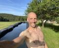 Bild: Steuerl/exb
Rainer Steuerl in seinem neuen Pool: 25 Meter lang und breiter als im vergangenen Jahr, nämlich fast zwei Meter. fünfzig. Rund 75 Kubikmeter Wasser hat er eingefüllt.