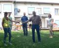 Bild: lep
Die Freude von Leiterin Daniela Dimler (links) und Nina Loos (hinten, rechts) vom Kinderhaus St. Elisabeth ist groß, als sie aus den Händen von Reinhard Schneider (vorne, rechts), dem Kassier der Jagdgenossenschaft Kirchenthumbach 500 Euro in Empfang nehmen.