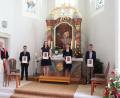 Bild: flt
Die Konfirmanden Jannik Fuchs, Hannah Lempert, Paula Krapf und Ben Dumler konnten am vergangenen Wochenende ihre Konfirmation feiern. Pfarrer Wilfried Römischer feierte mit den Konfirmanden und ihren Familienmitgliedern den Festgottesdienst.