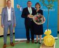 Bild: wec
Bürgermeister Erich Meidinger (links) überreicht bei der offiziellen Verabschiedung an Josef Gilch und Conny Gilch einen Birnbaum namens Conference und einen Reisegutschein.