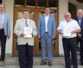 Bild: frd
Die Verdienstnadel des Bundeswehrverbandes in Bronze haben die ehemaligen Oberviechtacher Bürgermeister Wilfried Neuber und Heiz Weigl (vorne, von links) erhalten. Die Auszeichnung überreichten Landesvorsitzender Gerhard Stärk (links) und Bezirksvorsitzender Dieter Götz (rechts) im Beisein von Bürgermeister Rudolf Teplitzky.