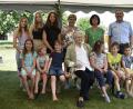Bild: sck
Über viele Gratulanten freute sich Theresia Vetterl (vorne Mitte) an ihrem 95. Geburtstag. Glückwünsche überbrachten ihre Töchter Christine (links hinter ihr) und Luise (rechts hinter ihr), ihre Enkel und Urenkel sowie Bürgermeister Joachim Neuß (rechts).