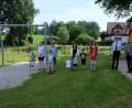 Bild: Stadt Tirschenreuth/exb
Der neue Spielplatz in Pilmersreuth am Wald wird von den Familien gut angenommen. Davon konnte sich Bürgermeister Franz Stahl (rechts) überzeugen. Für die Initiative, den Spielplatz anzulegen, dankte Stahl dem Vorsitzenden der Feuerwehr, Hubert Schuller (Zweiter von rechts).