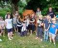 Bild: do
Die Kinder der vierten Klasse der Grundschule Am Rauhen Kulm freuen sich mit Klassenlehrerin Ingrid Schmidt (hinten, Zweite von rechts) über das neue Zuhause von "Hase Flocke" und der geselligen Meerschweinchen.