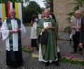 Bild: apr
Glückwünsche zum Priesterjubiläum von Jürgen Herr (Bildmitte) sprach auch Zweiter Bürgermeister Horst Geißel (rechts) aus. Links im Bild Pfarrer Josef Triebenbacher.