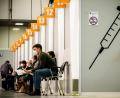 Bild: Michael Kappeler/dpa
Warten auf die Corona-Impfung: Bis zu zehn Prozent der vereinbarten Termine verfallen inzwischen ungenutzt.