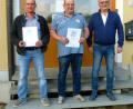 Bild: lts
Firmenchef Albert Haimerl (rechts) mit den Betriebsjubilaren (von links) Stefan Bock und Günter Stöckerl
