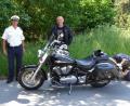 Bild: pko
Polizeioberkommissar Markus Schlegel und Polizeihauptkommissar Markus Schmitt, Dienststellenleiter der Inspektion Neunburg (von links), suchten das Gespräch mit Motorradfahrern.