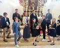Bild: hai
Malte Ekelmann, Nicolei Fenn, Leo Seeberger, Agnetha Ekelmann, Helena Josko, Tim Weber, Nico Neuner, Maja Seeberger, Victoria Burbach, Johannes Graf, Leon Schubert und Simon Graf (von links) empfingen erstmals aus den Händen von Pfarrerin Kathrin Spies (Mitte) das Abendmahl unter beiderlei Gestalten.