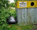 Bild: lnz
Einen alten Fernseher hat ein Müllsünder einfach neben dem Dosencontainer in Steinmühle abgelegt.