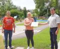 Bild: mmj
Die CSU-Stadträte Xaver Bayer (rechts) und Christian Weinfurtner überreichten an Anja Herdegen, die Leiterin des Kinderhauses, eine Spende des Ortsverbandes.