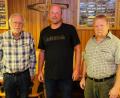 Bild: do
Ein Herz und eine Seele: Deshalb verlängern die Jagdgenossen um Vorsitzenden Martin Wiesend (Mitte) die Jagdpachtverträge mit Thomas Walter (rechts) und Alfred Petratschek (links) einstimmig.