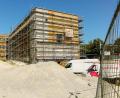 Bild: Hösamer
Ende November soll der Anbau am Landratsamt (Bild) bezugsfertig sein. Die Glasfassade soll im Oktober montiert werden.