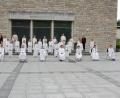 Bild: az
33 Kinder feiern coronabedingt in zwei Gruppen Erstkommunion. Beim gemeinsamen Gruppenbild werden sie eingerahmt von Gemeindepraktikantin Andrea Zeller und Pfarrvikar Gilbert, (hinten, von links) sowie Stadtpfarrer Bernhard Müller und Gemeindereferentin Christine Gößl (hinten, von rechts).