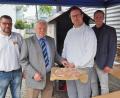 Bild: Bühner
Ehrenobermeister der Bäckerinnung Alois Spitzer (Zweiter von links) übergibt sein Informationsamt an Bäckermeister Florian Pappenberger (Dritter von links). Mit dabei Bäckerinnungsobermeister Wolfgang Schmid (Erster von links) und HWK-Bildungszentrumsleiter Tobias Knauer.