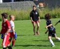 Bild: prh
Maria Aichinger zeigt den Jungs der DJK-E-Fußballjunioren im Training wo es lang geht. Sie hat ein freiwilliges soziales Jahr (FSJ) hinter sich