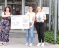 Bild: Kliniken Nordoberpfalz, Evamaria Rauch/exb
Marina Frister, Leiterin des Bunten Kreises Nordoberpfalz, bedankte sich bei Julia Franz (Mitte) und Amelie Haderer (rechts) für die Spende über 500 Euro.