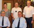 Bild: Markus Rauscher/exb
Die Feuerwehr Adlholz wählt eine neue Führung (sitzend, von links): Zweiter Vorsitzender Manuel Heindl, Vorsitzender Florian Siegler, Kassenverwalterin Anita Graf, Kommandant Reinhard Bauer und Schriftführer Markus Rauscher; hintere Reihe (von links): Kulturausschussvorsitzender Georg Götz, Kreisbrandinspektor Christof Strobl, Kreisbrandrat Fredi Weiß, Zweiter Kommandant Michael Götz, Jugendwart Simon Härtl und Bürgermeister Bernhard Lindner.