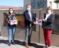 Bild: Wünsch/exb
Zwei Tablets übergab Andreas Roith an die Kinderkrippe Stadtzwerge. In Empfang genommen wurden die Geräte von Daniela Friedrich (rechts) von der Arbeiterwohlfahrt und Anja Walzenbach (links), der Leiterin der Krippe.