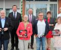 Bild: stg
Verdiente Mandatsträger verabschiedete der SPD-Kreisverband in Neusorg: (vorne von links) Rainer Fischer, Hannelore Bienlein-Holl, Udo Fürst und Sybille Bayer. Es dankten (hinten von links) MdB Uli Grötsch, Neusorgs Bürgermeister Peter König, Kreisvorsitzende Brigitte Scharf sowie deren Stellvertreter Uli Roth.